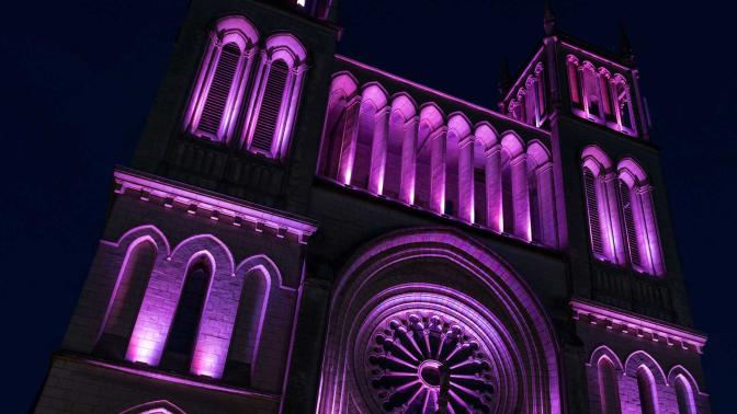 POSS illumination qui éclairent l'église à Angers