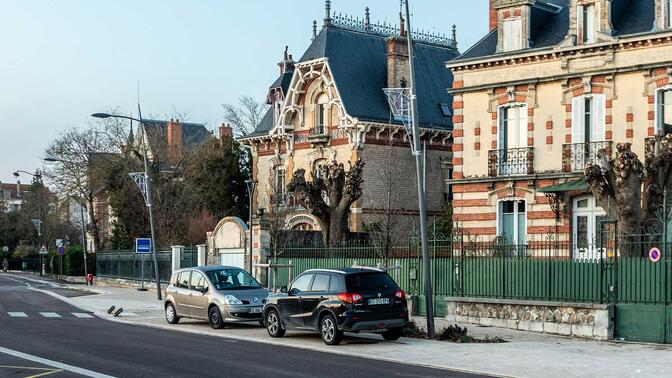 Luminaire FALCO installé au bord d'une rue 