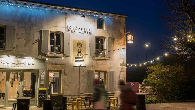 Lanterne ALUCA de Comatelec Schréder dessiné par Quartiers Lumières éclairant une place 