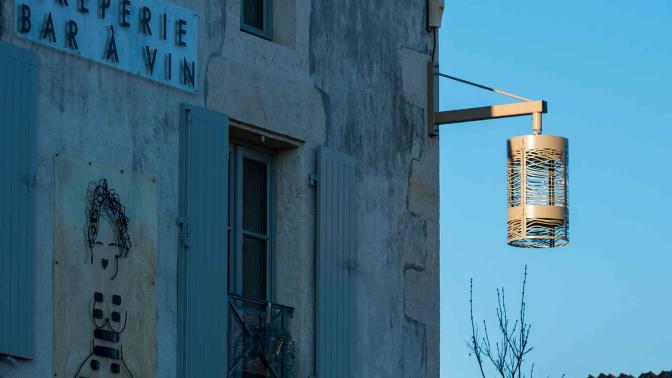 Luminaires ALUCA installés sur une façade masque Schréder SIGNATURE  