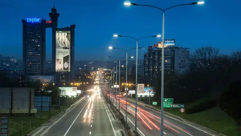 Les luminaires extérieurs Ampera LED fournissent les niveaux d'éclairage requis pour la classe M1, réduisant les coûts énergétiques de 38%