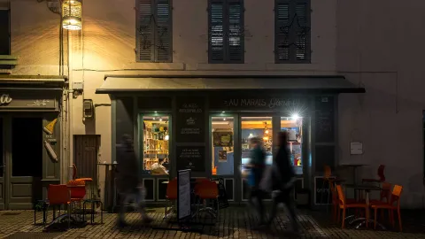 lanterne ALUCA Comatelec Schréder allumée de nuit installée sur façade de bâtiment à Coulon 