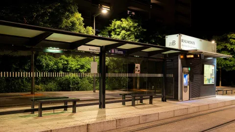 quai de tram ligne b station beaumonts orléans avec bancs et station de recharge de tickets  éclairé par des lampadaire Comatelec Schréder 