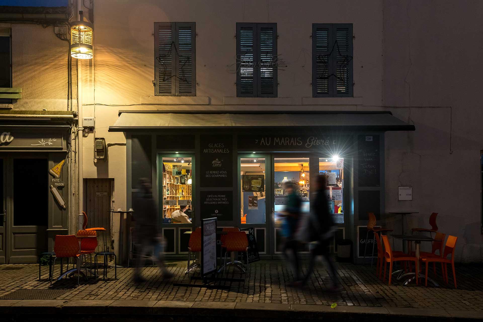 lanterne ALUCA Comatelec Schréder allumée de nuit installée sur façade de bâtiment à Coulon 