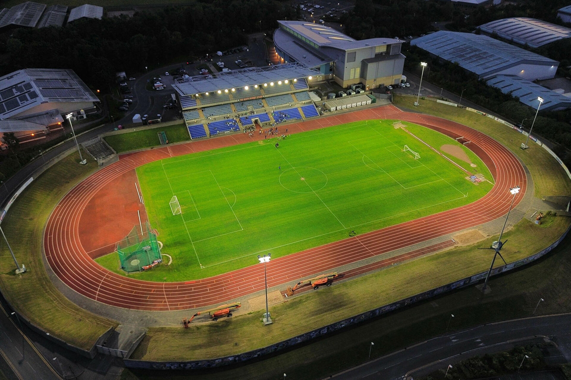 Une solution d’éclairage sportif intelligent a permis d’améliorer l’éclairage du stade John Charles afin d’y organiser des matchs de compétition